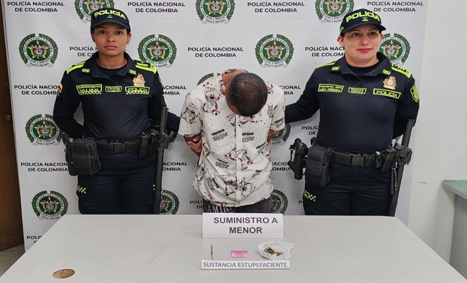 dos policías y un capturado, marihuana incautada 