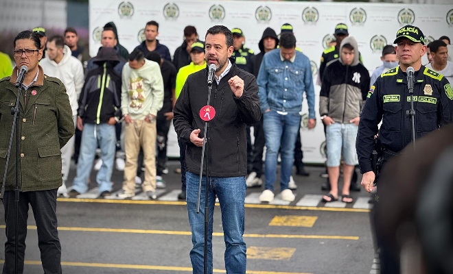 Alcalde y autoridades en rueda de prensa presentando presuntos homicidas