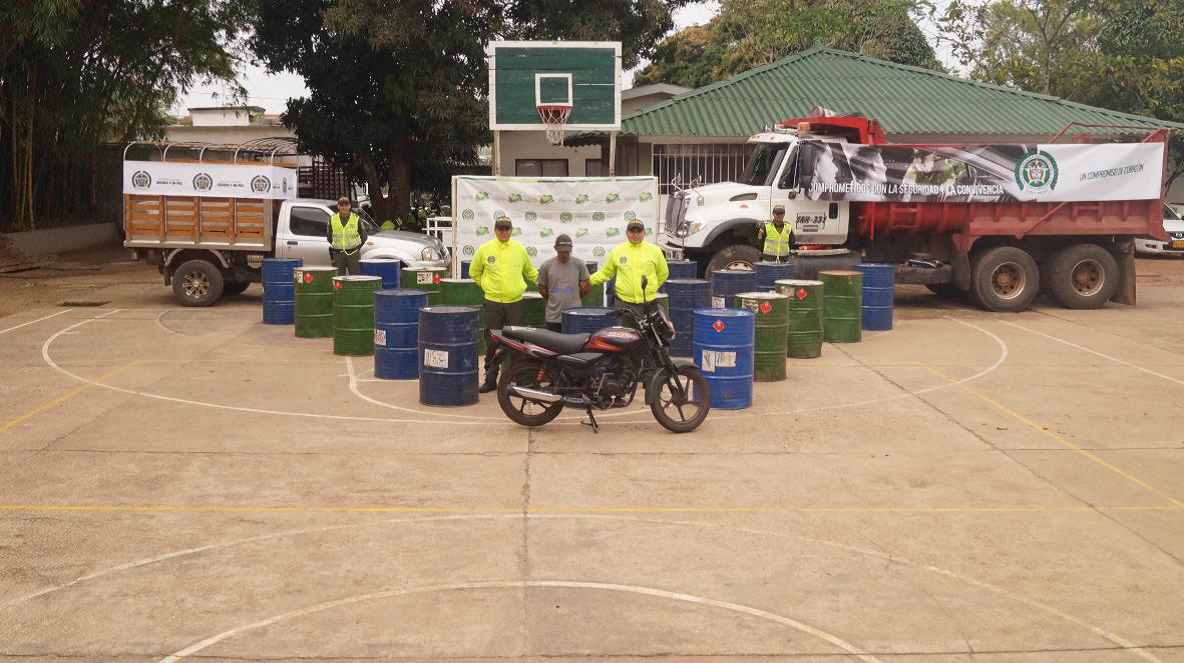 duro golpe al narcotráfico por parte de la policía nacional en el Guaviare 2750 galones de Acetona fueron incautados en la Vereda el Pororio del Municipio de Puerto Concordia
