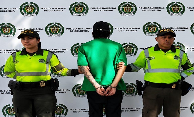 Polic&iacute;as con persona capturada en Backing institucional