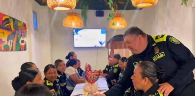 Integrantes de la Policía Nacional comparten un espacio de integración y reconocimiento durante la celebración del Día de la madre