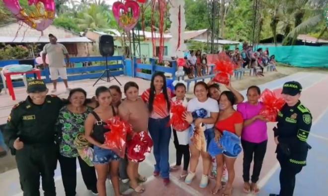 Policías y miembros de la comunidad participan en una actividad recreativa y conmemorativa durante la celebración del Día de la Madre