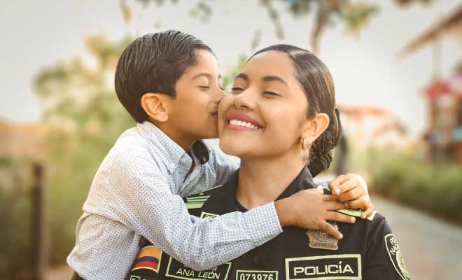Madre Policía con su hijo
