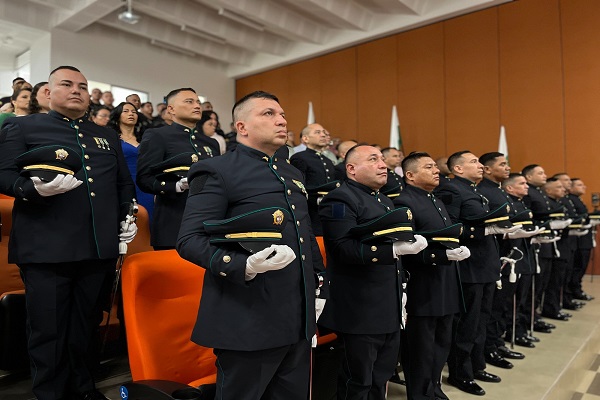 Funcionarios en ceremonia de ascenso