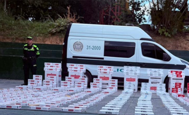 polic&iacute;a custodiando cigarrillos incautados