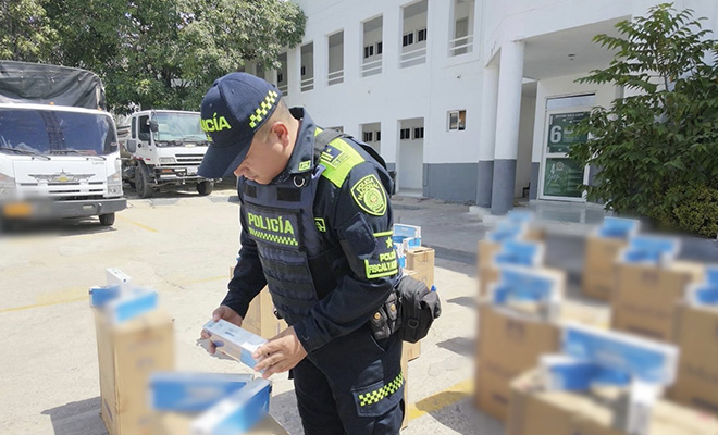 Polic&iacute;a revisando cigarrillos incautados