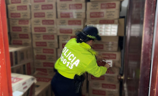 Policía revisando cigarrillos de contrabando