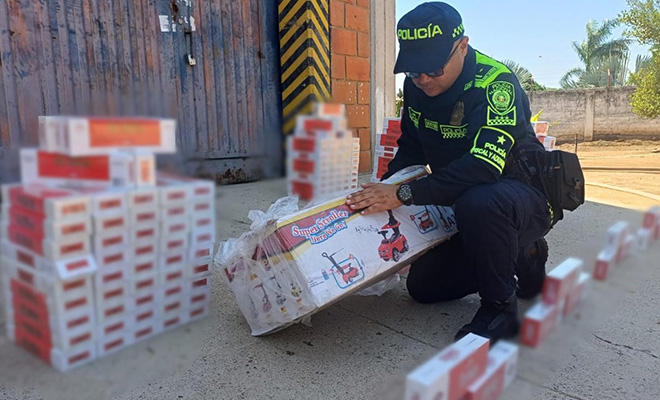 Polic&iacute;a revisando cigarrillos incautados
