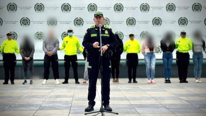 Comandante de la Polic&iacute;a Metropolitana de Bogot&aacute; entrega declaraciones ante los medios de comunicaci&oacute;n en una rueda de prensa
