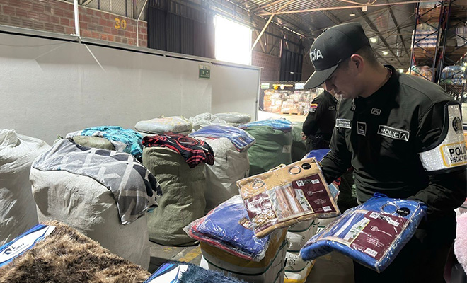 Polic&iacute;a revisando confecciones de contrabando decomisadas