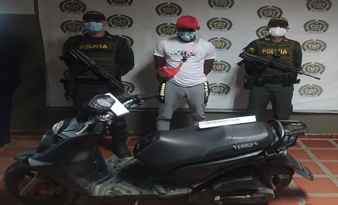 1 persona capturada-policías custodiando