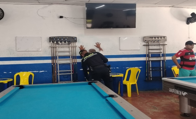 un uniformado realizando control en establecimiento