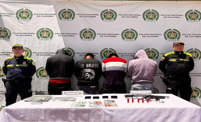 policías de la sijin con cuatro personas capturadas y armas estupefacientes dinero y celulares incautados