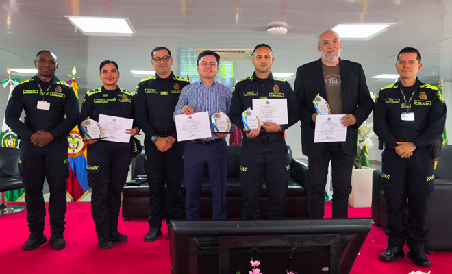 Personas reciben reconocimientos 