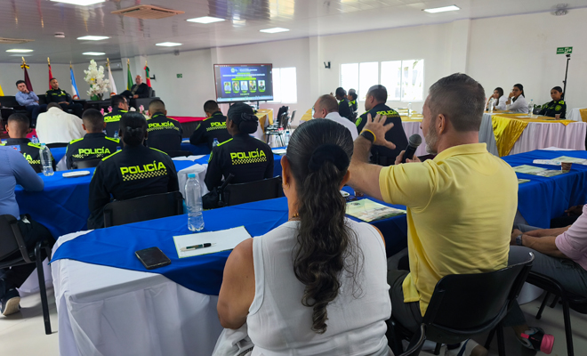 Personas participando en conversatorio