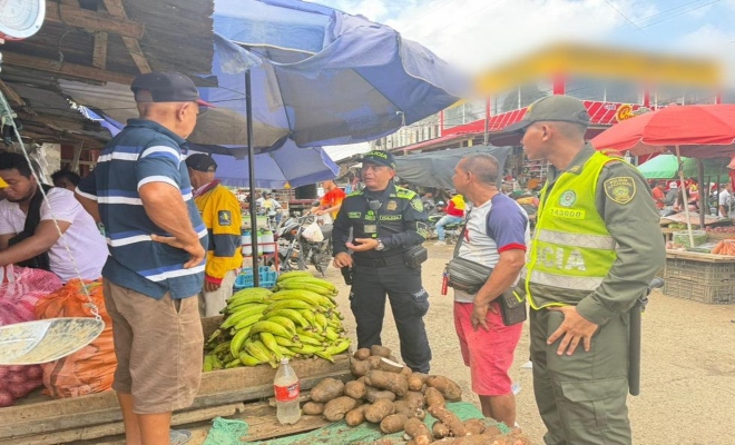 Uniformados realizando actividades de prevención en el mercadito del sur