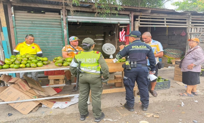 Uniformados realizando actividades de prevención en el mercadito del sur