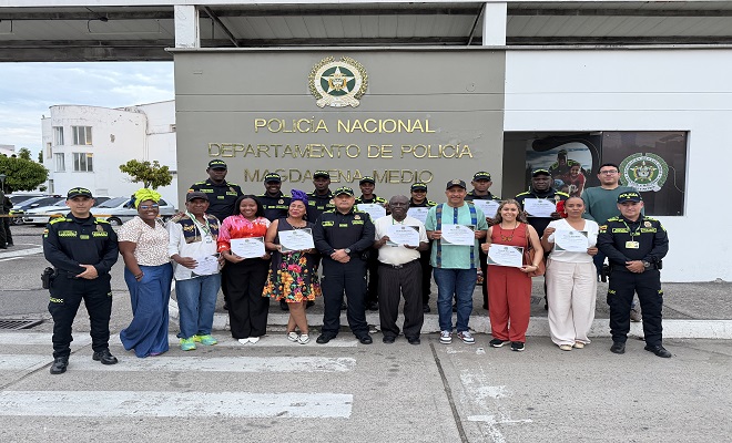 Diez uniformados de la policía Nacional incluyendo el señor coronel Comandante del Departamento en compañía de nueve ciudadanos, personal exaltado por el Departamento de Policía Magdalena Medio en conmemoración del día de la Afrocolombianidad