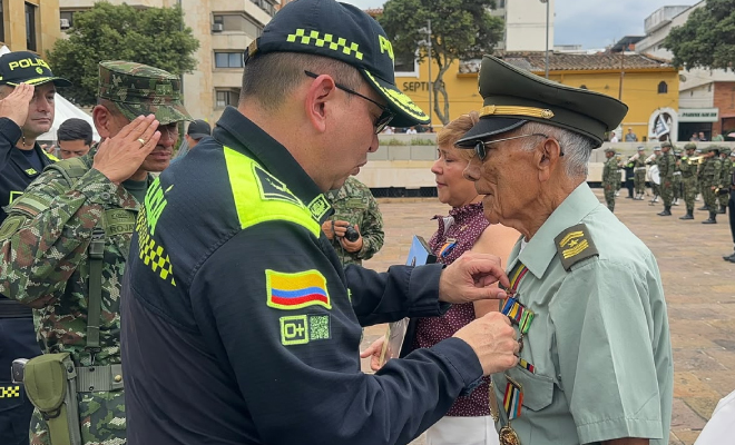 Se&ntilde;or Brigadier General Miguel Camelo entregando reconocimiento a veterano