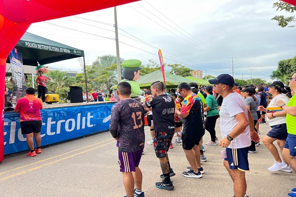 Participantes realizando acondicionamientos físico antes de iniciar con la carrera