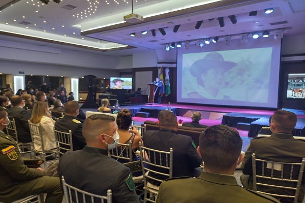 proyección de imágenes -policías observando