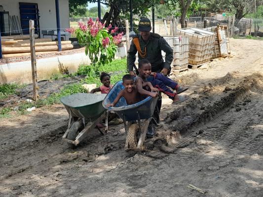 Diversión con los niños y uniformados de Carabineros
