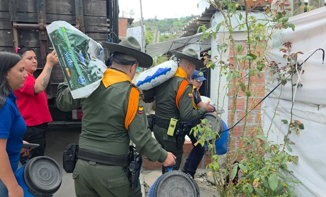 policias_llevan_cuido_para_animales