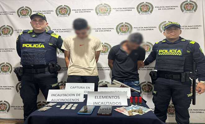 Dos policías junto con dos capturados, arma de fuego y estupefacientes incautados