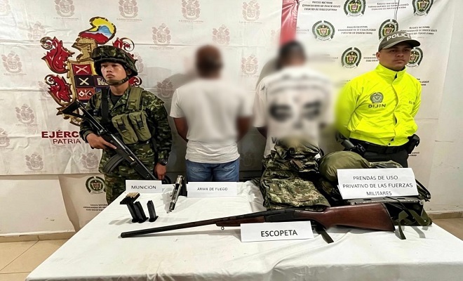 Dos capturados y armas incautadas durante allanamiento en Istmina