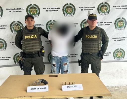 Dos polic&iacute;as, un hombre capturado y incautaci&oacute;n de un armas de fuego