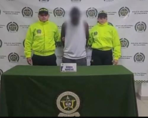 Dos polic&iacute;as un hombre capturado