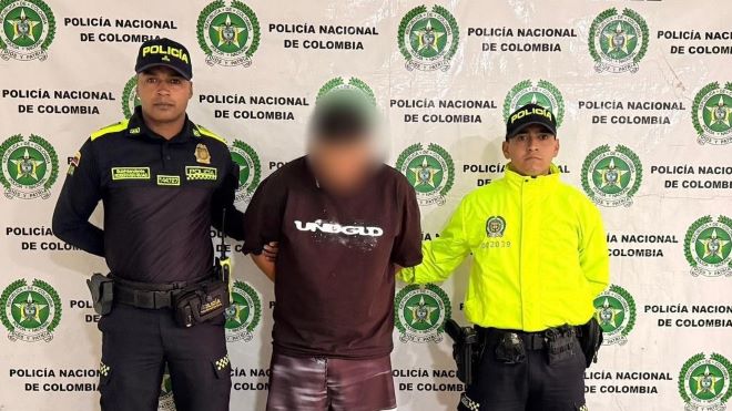 Dos polic&iacute;as, un hombre capturado por orden judicial