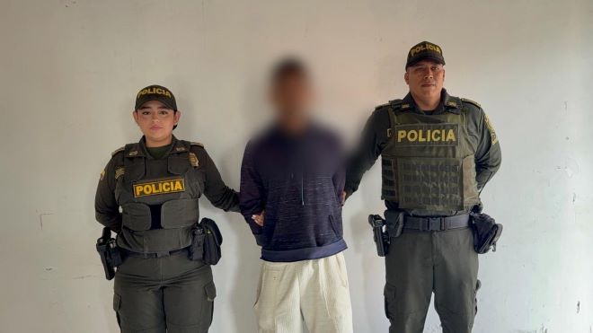 Dos polic&iacute;as al lado de un hombre captutado