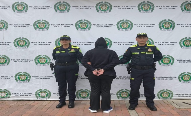 Dos policías con una capturada