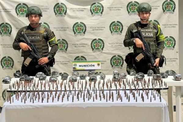 dos polic&iacute;as con munici&oacute;n incautada