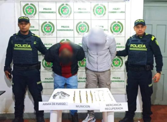 Ingresaron por una ventana y fueron capturados en flagrancia con las pertenecías de valor del propietario de la vivienda, se les incautó un arma de fuego tipo revolver y 33 cartuchos calibre 38.