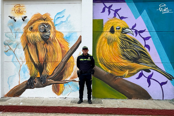 El “Policía del arte” que transforma muros en mensajes de esperanza en el área metropolitana de Pereira
