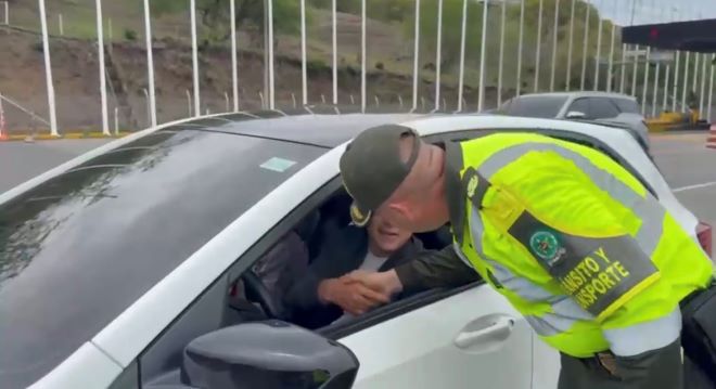 el señor coronel con un ciudadano realizando controles viales saludando