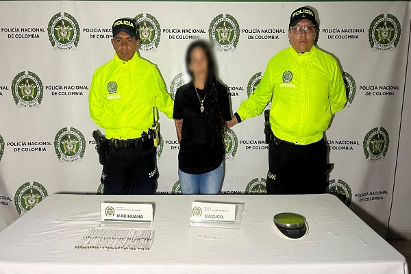 Dos Policías custodian a persona capturada y estupefaciente incautado
