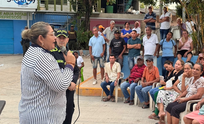 en las horas de la mañana, los uniformados de la estacion la esmeralda, realizaron una jornada de prevencion y seguridad con los ciudadanos 