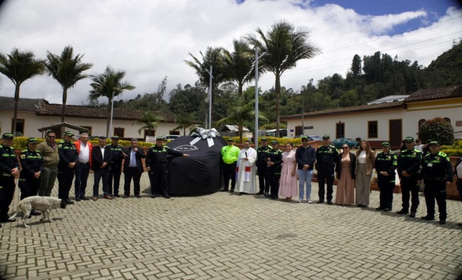 5 alcaldes, 13 polic&iacute;as uniformados, secretario de gobierno. 