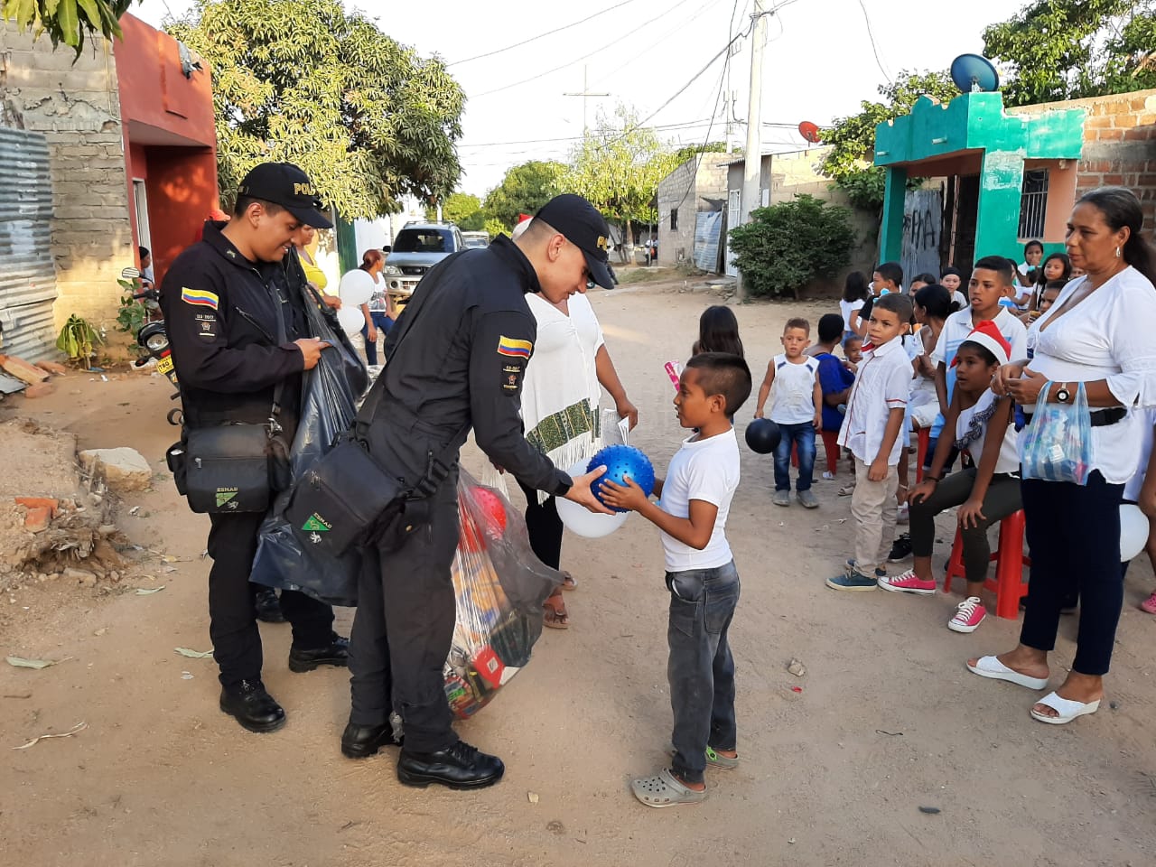 Actividades recreativas con niños de La Guajira  Actividades recreativas con niños de La Guajira