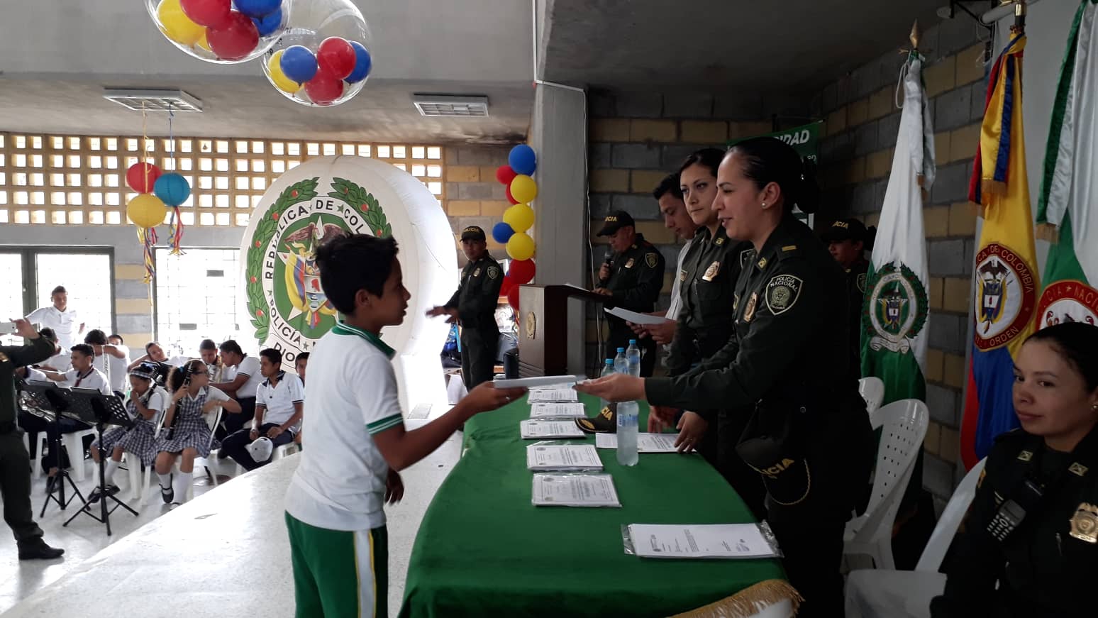 diplomas-a-niños-en-la-clausura-contra-las-drogas-y-violencia-baraya-huila