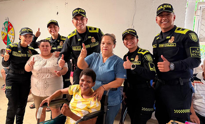 policias con ciudadanos beneficiados con la silla de ruedas