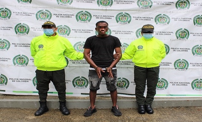1 persona capturada-policías custodiando