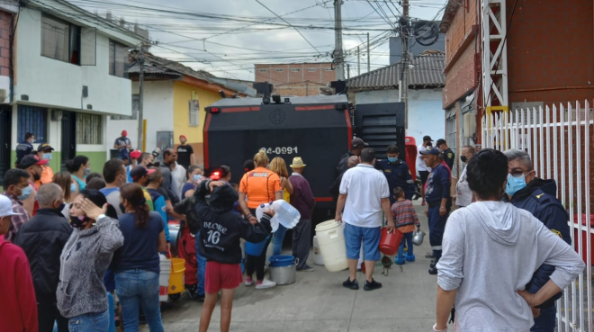 Escuadrón móvil antidisturbios (ESMAD) llegó con agua a Villamaría El Escuadrón móvil antidisturbios  llegó con agua