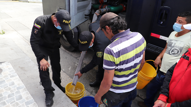 Escuadrón móvil antidisturbios (ESMAD) llegó con agua a Villamaría Se distribuyeron 30.000 litros de agua