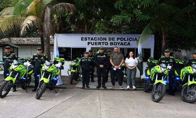 El se&ntilde;or alcalde del municipio de Puerto Boyac&aacute; acompa&ntilde;ada de una funcionaria de la alcald&iacute;a y Ocho Polic&iacute;as junto a las seis motocicletas entregadas