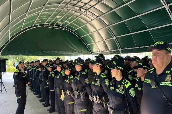 Polic&iacute;as en formaci&oacute;n recibiendo consignas por parte del se&ntilde;or Coronel Hector Jairo Betancourt Rojas