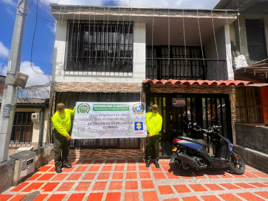 Dos viviendas, una motocicleta y un vehiculo avaluados en $599.000.000 habrían sido adquiridos con recursos del microtráfico Dos inmuebles y dos muebles avaluados en $599.000.000 habrían sido adquiridos con recursos del microtráfico